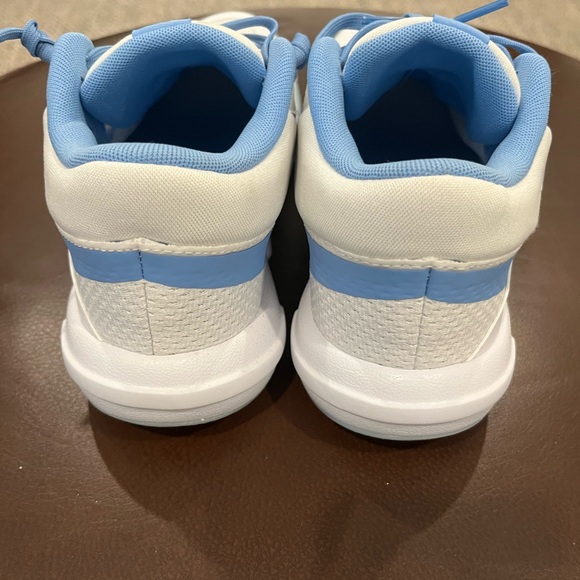 Like new- Nike hyperquick volleyball sneakers. Size 6. Worn once! - Picture 5 of 7